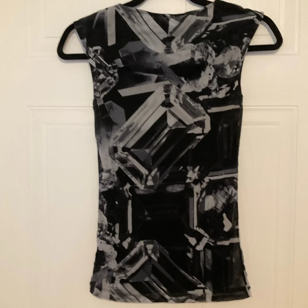 Black & Gray Geometric Print Sleeveless Top - Picture 4 of 7